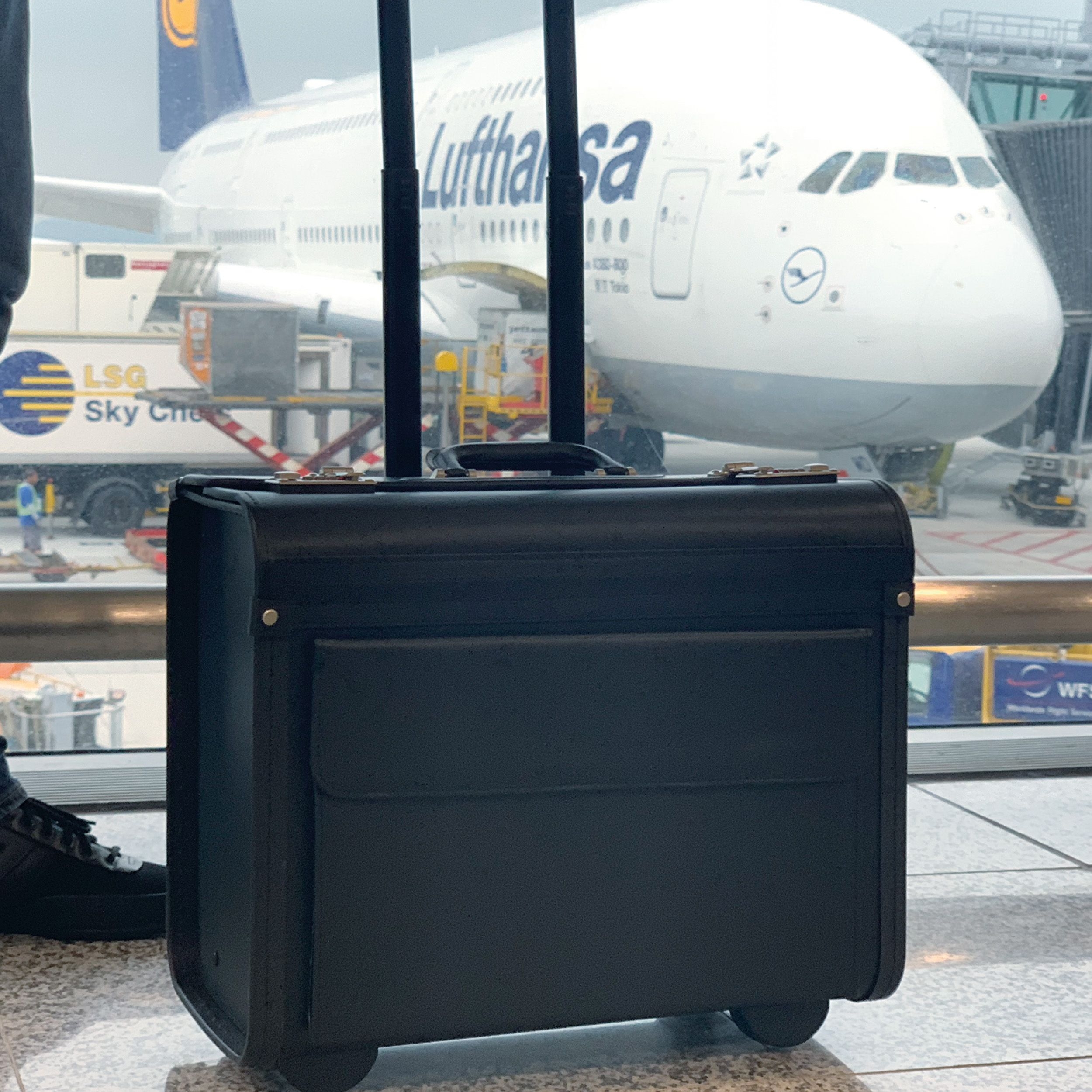 MA68421-03Akten-_Pilotenkoffer Trolley aus Kunstleder_ schwarz