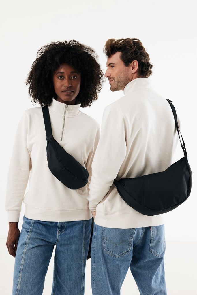 XDP763.20-01Crescent AWARE™ RPET Half-Moon Sling Tasche_ schwarz