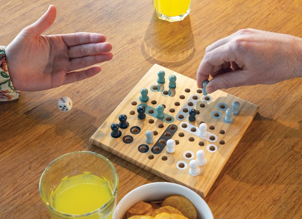 XDP940.27-9Claire Ludo-Spiel aus Holz_ braun