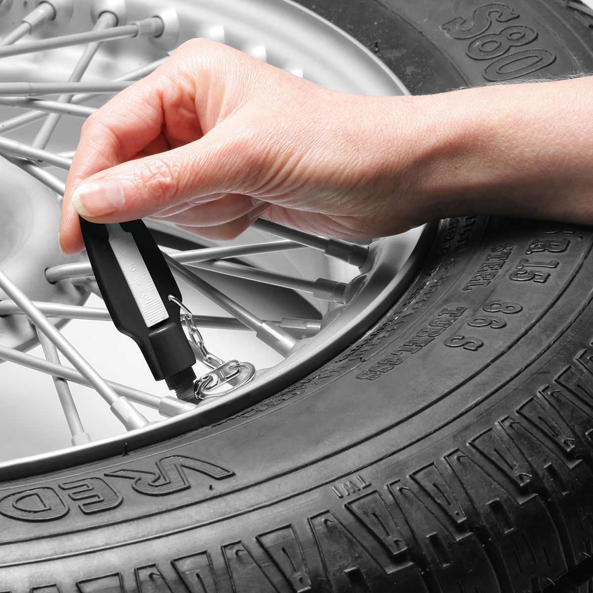 HE8275K-6-0Reifenprofiltiefenmesser mit Ventilkappendreher_ schwarz_ weiss