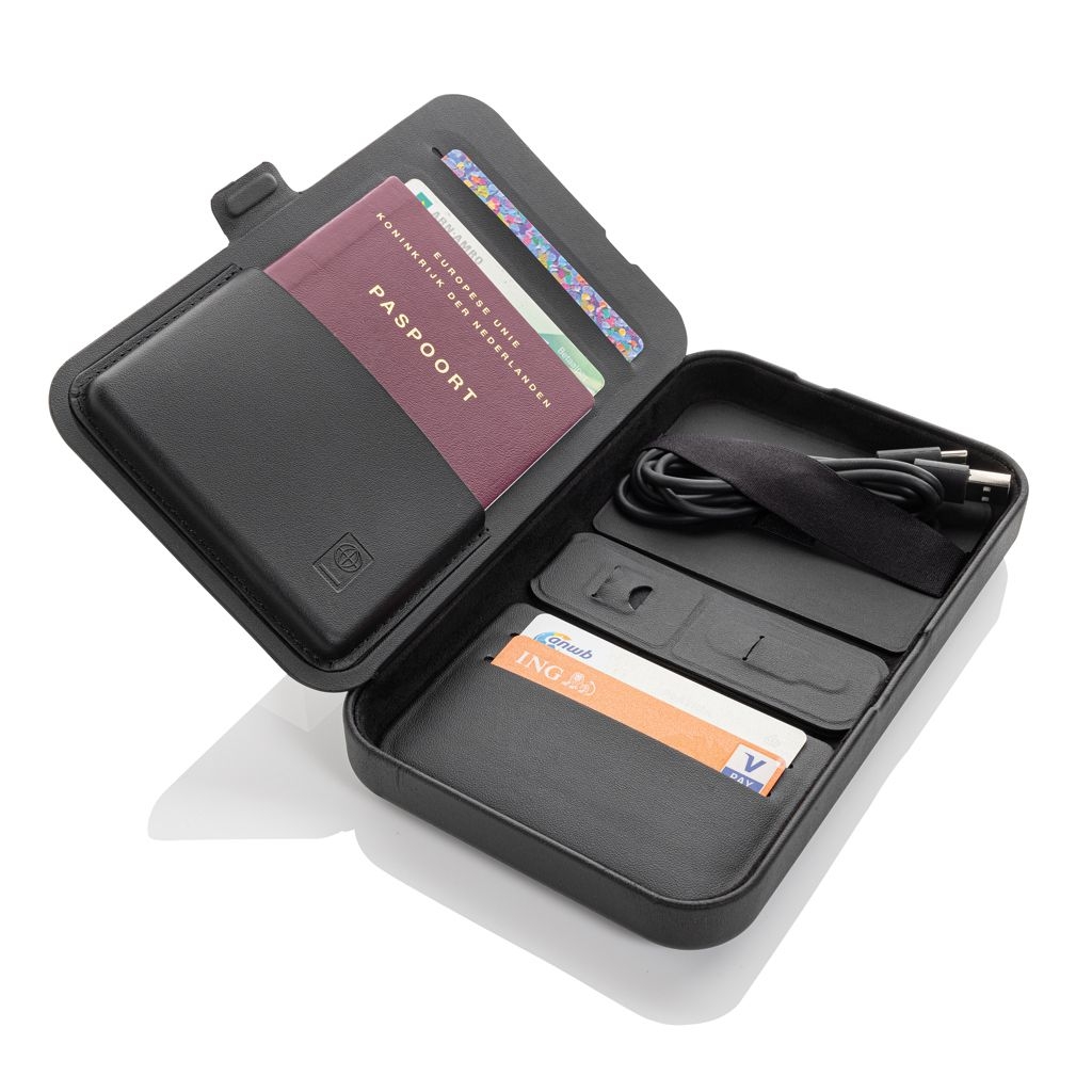 XDP309_05-01Swiss Peak Travel-Case aus RCS rec. PU mit 3-in-1-Charger_ schwarz
