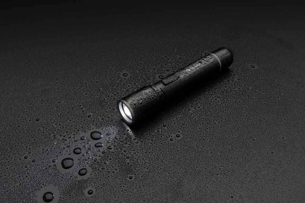 XDP513_90-1Gear X Taschenlampe aus RCS recycelt. Aluminium mit USB-Akku_ schwarz