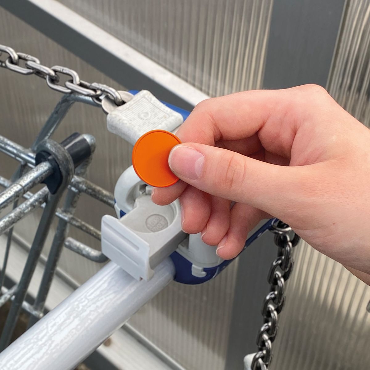 HE7439-5-0Chiphalter mit 1€-Chip _Alpha_ orange_ weiss