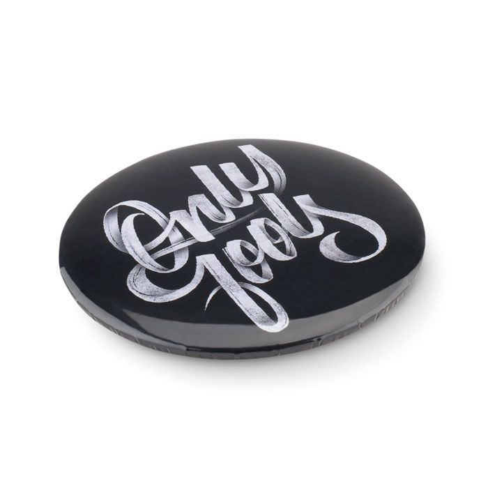 MO9335-16Mirror Badge mit Make-up Spiegel_ Mattsilber